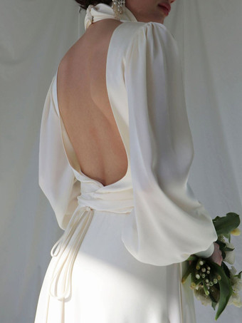 特別な日にぴったりの、背中開きのタートルネックが特徴の白い長袖マキシドレス（2025年）