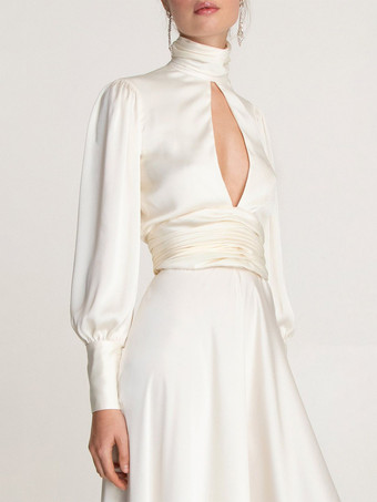 特別な日にぴったりの、背中開きのタートルネックが特徴の白い長袖マキシドレス（2025年）