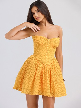 2025年夏にぴったりの、スウィートハートネックラインのレースサンドレス