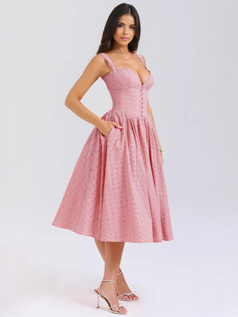 2025年夏のイベントにぴったりの、胸元が開いたVネックの刺繍入りミディ丈サンドレス