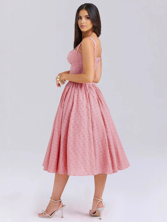 2025年夏のイベントにぴったりの、胸元が開いたVネックの刺繍入りミディ丈サンドレス