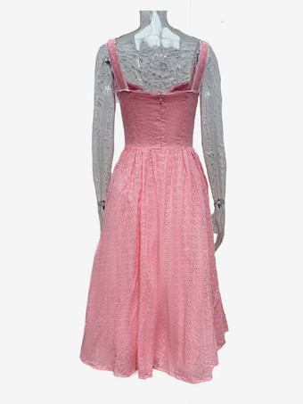 2025年夏のイベントにぴったりの、胸元が開いたVネックの刺繍入りミディ丈サンドレス