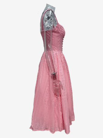 2025年夏のイベントにぴったりの、胸元が開いたVネックの刺繍入りミディ丈サンドレス