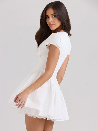 カジュアルやセミフォーマルなイベントにぴったりの、リボンディテールのホワイトVネックミニドレス 2025