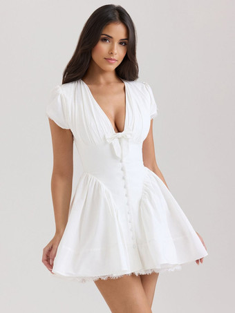 カジュアルやセミフォーマルなイベントにぴったりの、リボンディテールのホワイトVネックミニドレス 2025