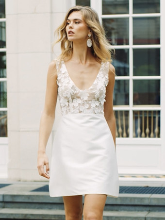 アイボリーショートウェディングドレス ショートVネック ノースリーブ Aライン ナチュラルウエスト サテン生地 ショートブライダルドレス