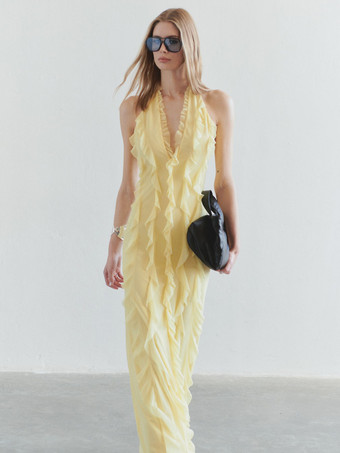 ベージュ2025年夏のイベントにぴったりのバターイエローのホルターネックフリルマキシドレス