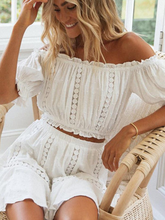 2025年夏にぴったりのホワイトオフショルダートップス＆ショートパンツの2ピースコーデ