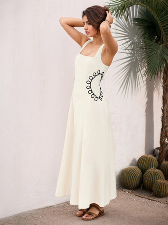 スクエアネックと黒の刺繍が特徴のサンマキシドレス（2025年夏）