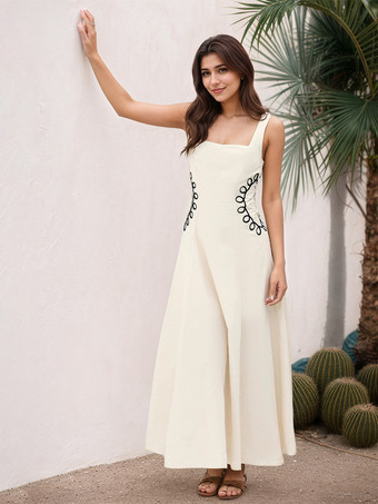 アイボリー スクエアネックと黒の刺繍が特徴のサンマキシドレス（2025年夏）