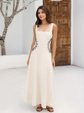 スクエアネックと黒の刺繍が特徴のサンマキシドレス（2025年夏）