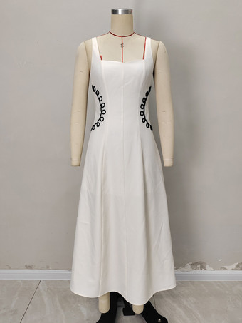 スクエアネックと黒の刺繍が特徴のサンマキシドレス（2025年夏）