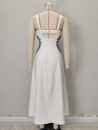 スクエアネックと黒の刺繍が特徴のサンマキシドレス（2025年夏）