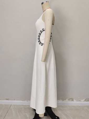 スクエアネックと黒の刺繍が特徴のサンマキシドレス（2025年夏）