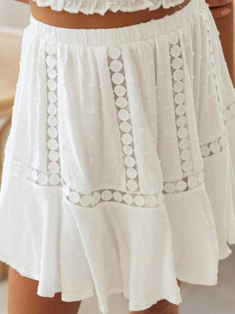 2025年夏にぴったりのホワイトオフショルダートップス＆ショートパンツの2ピースコーデ