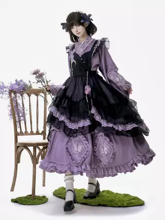 ロリータドレスとエプロンツーピーススーツ パープルの繊細な蝶と花の