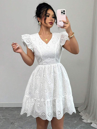 2025年夏にぴったりの、蝶結びオープンバックとフリル袖のホワイトアイレットミニドレス