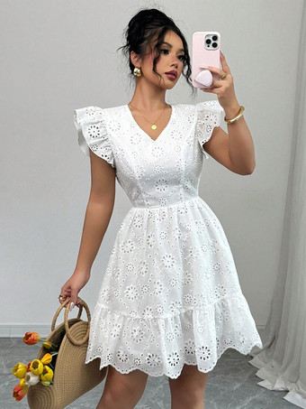 2025年夏にぴったりの、蝶結びオープンバックとフリル袖のホワイトアイレットミニドレス