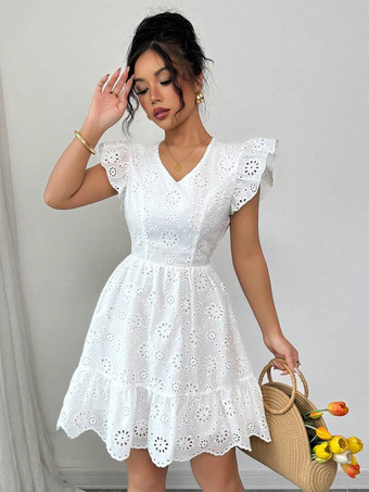 ホワイト 2025年夏にぴったりの、蝶結びオープンバックとフリル袖のホワイトアイレットミニドレス