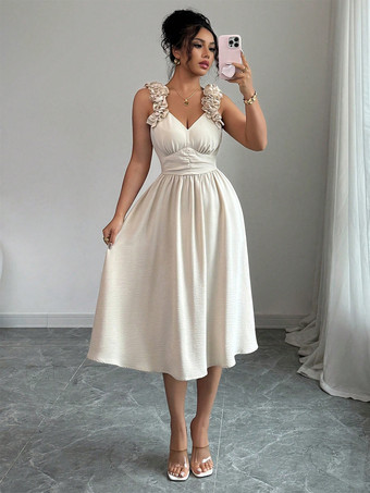 2025年夏向け、フリルショルダーとVネックのアプリコットミディドレス