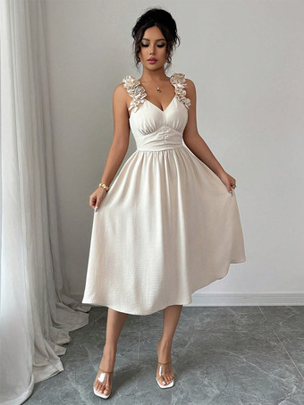 2025年夏向け、フリルショルダーとVネックのアプリコットミディドレス