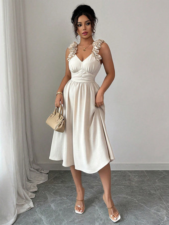 2025年夏向け、フリルショルダーとVネックのアプリコットミディドレス