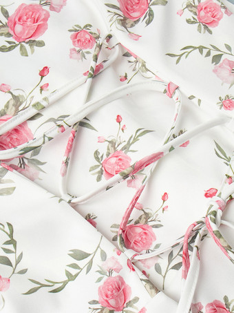 ピーターパンカラーとバックレースアップが付いた花柄パフスリーブミニドレス（2025年夏）