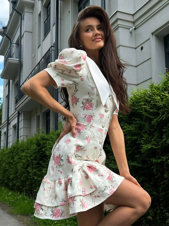 ピーターパンカラーとバックレースアップが付いた花柄パフスリーブミニドレス（2025年夏）