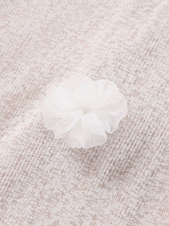 2025年のフォーマルなイベントにぴったりな、花柄のオフショルダーマキシドレス