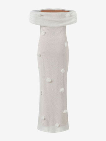 2025年のフォーマルなイベントにぴったりな、花柄のオフショルダーマキシドレス