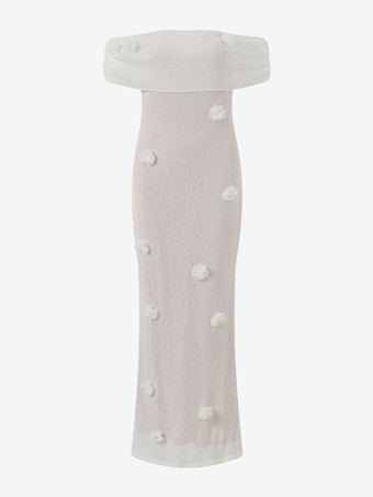 2025年のフォーマルなイベントにぴったりな、花柄のオフショルダーマキシドレス