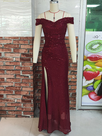 オフショルダーとハイスリットのスパンコールマキシドレス（フォーマルイベント2025）