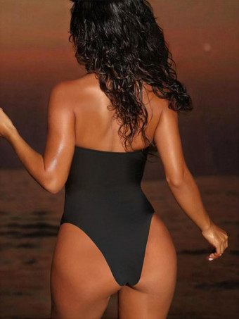 夏のビーチにぴったりの、黒のホルターネックワンピース水着（カットアウト付き）2025年モデル