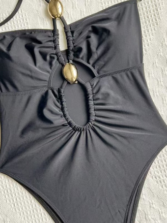 夏のビーチにぴったりの、黒のホルターネックワンピース水着（カットアウト付き）2025年モデル