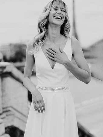 シンプルなウェディングドレス ボールガウン Vネック ノースリーブ レース 20cm ブライダルガウン