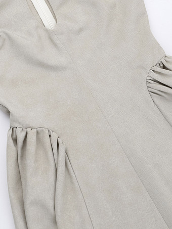 2025年夏におすすめの、カーキ色のキーホールディテールが施されたコットン＆リネンのノースリーブロングドレス