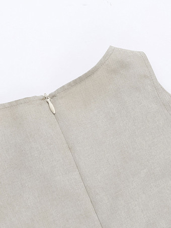 2025年夏におすすめの、カーキ色のキーホールディテールが施されたコットン＆リネンのノースリーブロングドレス