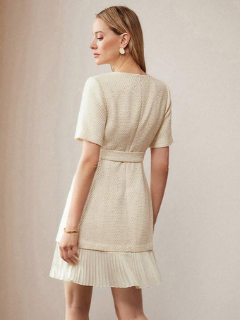 2025年夏向け、半袖とゴールドボタンのアプリコットツイードドレス