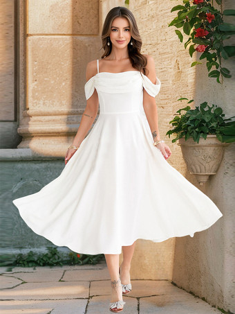 ホワイト オフショルダーとAラインシルエットのミディ丈スリップドレス（2025年夏パーティー向け）