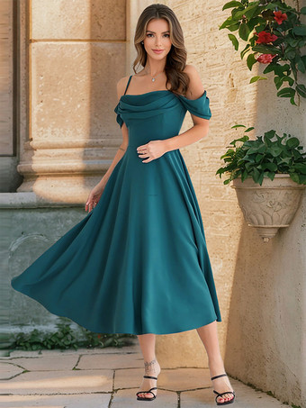 シアンオフショルダーとAラインシルエットのミディ丈スリップドレス（2025年夏パーティー向け）