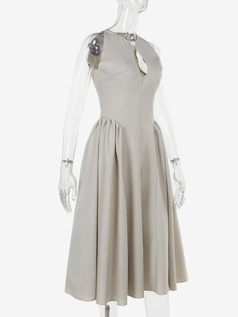 2025年夏におすすめの、カーキ色のキーホールディテールが施されたコットン＆リネンのノースリーブロングドレス