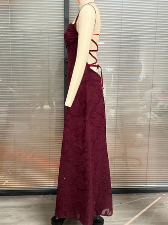 2025年夏のイベントにぴったりの、バックレスデザインのジャカードマキシスリップドレス