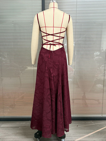 2025年夏のイベントにぴったりの、バックレスデザインのジャカードマキシスリップドレス