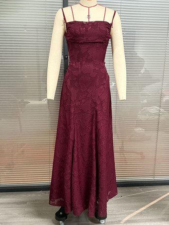 2025年夏のイベントにぴったりの、バックレスデザインのジャカードマキシスリップドレス