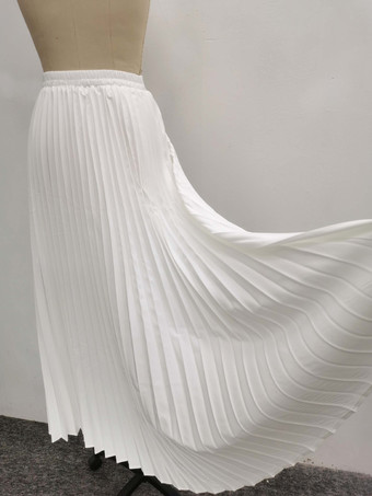 2025年夏に着たいノースリーブベストとプリーツスカートの2ピースコーデ