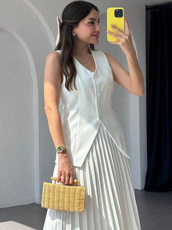 2025年夏に着たいノースリーブベストとプリーツスカートの2ピースコーデ