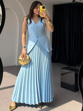 ライトスカイブルー2025年夏に着たいノースリーブベストとプリーツスカートの2ピースコーデ