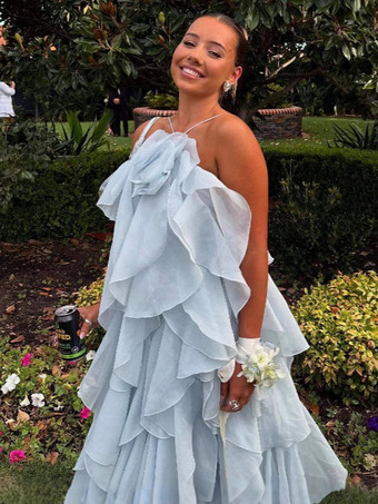 2025年夏のイベントにぴったりな、花柄のアクセントと背中開きのティアードマキシドレス