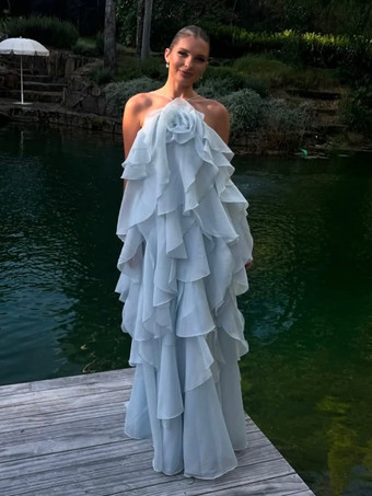 2025年夏のイベントにぴったりな、花柄のアクセントと背中開きのティアードマキシドレス