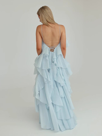 2025年夏のイベントにぴったりな、花柄のアクセントと背中開きのティアードマキシドレス